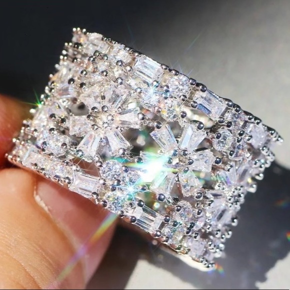 New 18CT  925 Sterling Silver Diamond Ring - Picture 5 of 6